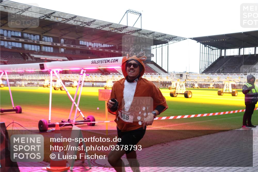 07.12.2025 - St. Pauli X-Mass-Run No. 15 Luisa Fischer http://msf.ph/oto/9378793 07.12.2025 10:31:01 Ziel 608, 594, 601, 608, 1696, 1698, 1700, 2537, 2910, 3936, 3940, 3982, 3986, 4845, 4847 meine-sportfotos.de