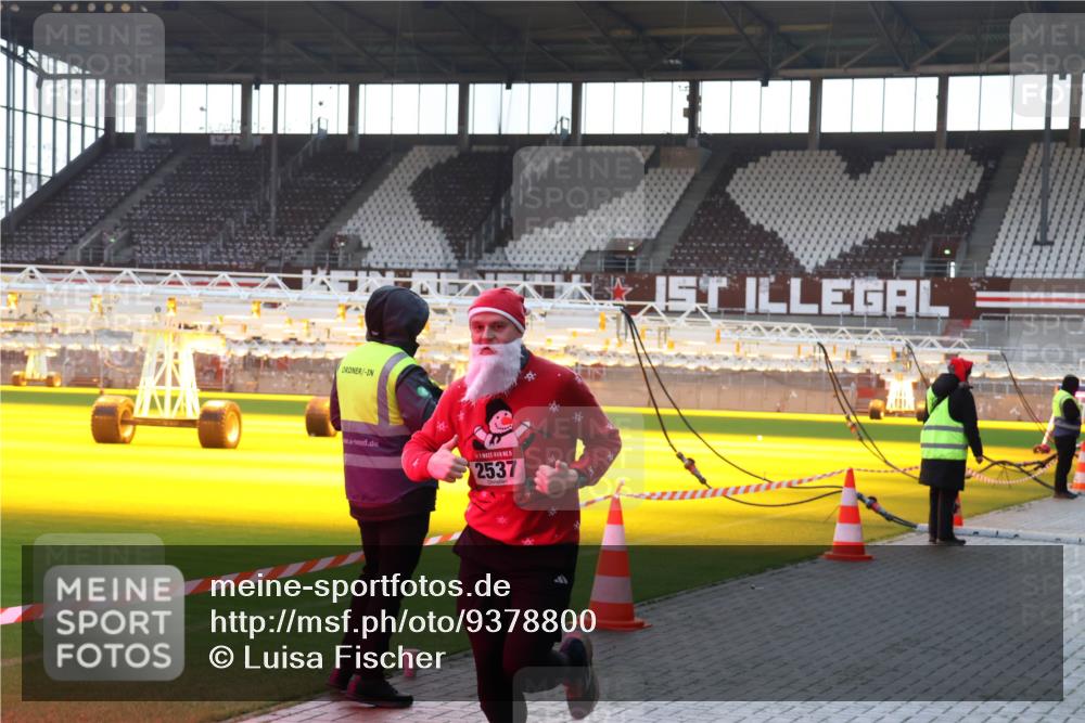 07.12.2025 - St. Pauli X-Mass-Run No. 15 Luisa Fischer http://msf.ph/oto/9378800 07.12.2025 10:31:04 Ziel 2537, 594, 601, 608, 1696, 1698, 1700, 2537, 2910, 3936, 3940, 3982, 3986, 4464, 4845, 4847 meine-sportfotos.de
