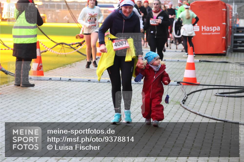 07.12.2025 - St. Pauli X-Mass-Run No. 15 Luisa Fischer http://msf.ph/oto/9378814 07.12.2025 10:31:08 Ziel 3986, 4007, 393, 594, 601, 608, 1015, 1075, 1698, 1700, 2537, 2910, 3936, 3940, 3982, 3986, 4464, 4845, 4847 meine-sportfotos.de