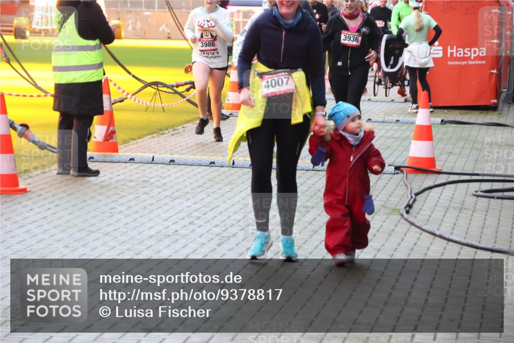 07.12.2025 - St. Pauli X-Mass-Run No. 15 Luisa Fischer http://msf.ph/oto/9378817 07.12.2025 10:31:08 Ziel 3986, 4007, 3936, 594, 601, 608, 1015, 1075, 1698, 1700, 2537, 2910, 3936, 3940, 3982, 3986, 4464, 4845, 4847 meine-sportfotos.de