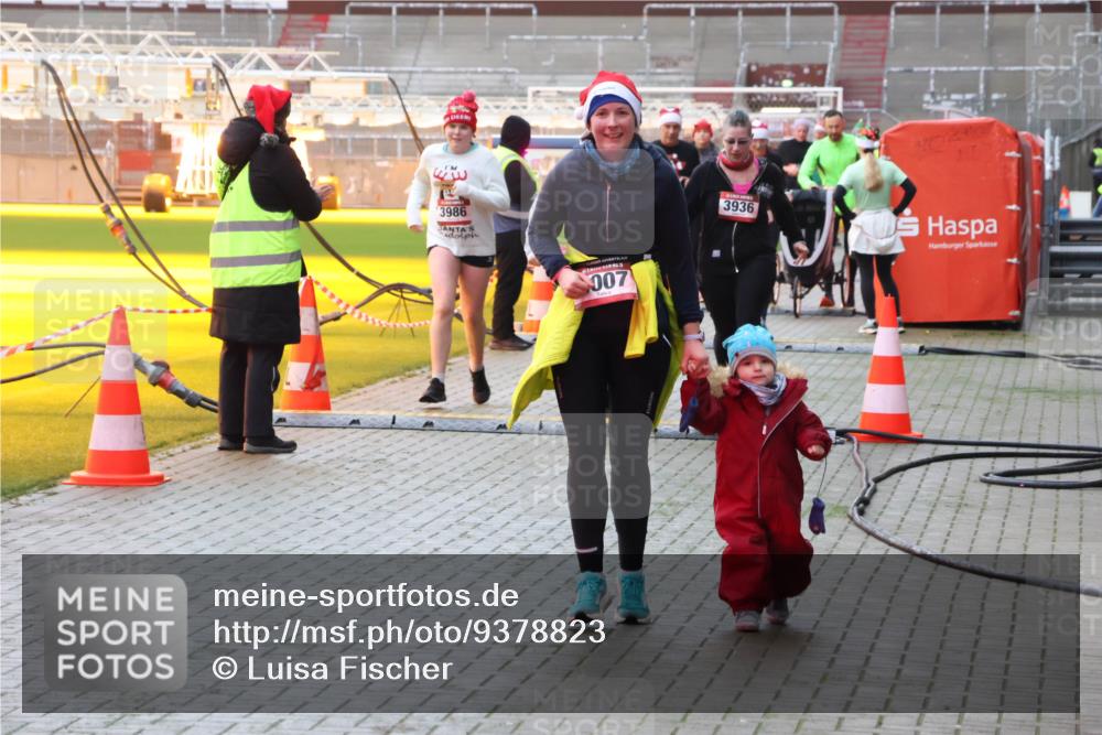 07.12.2025 - St. Pauli X-Mass-Run No. 15 Luisa Fischer http://msf.ph/oto/9378823 07.12.2025 10:31:09 Ziel 3986, 007, 3936, 594, 601, 608, 1015, 1075, 1698, 1700, 2537, 2910, 3936, 3940, 3982, 3986, 4464, 4845, 4847 meine-sportfotos.de