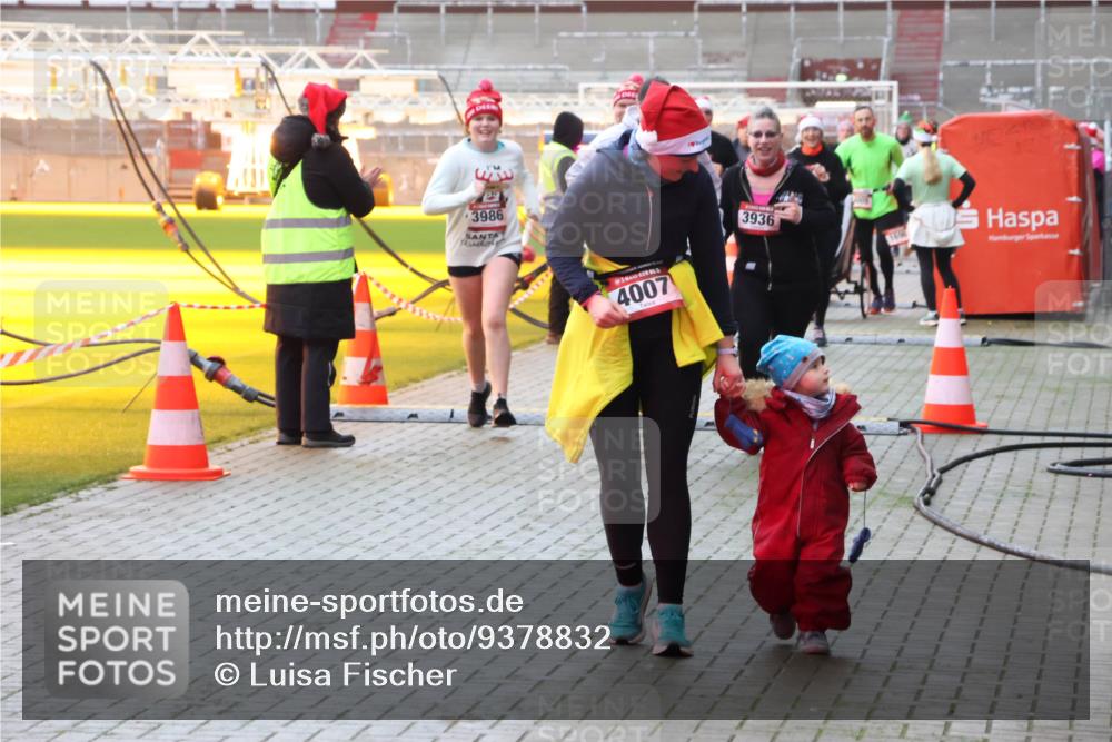 07.12.2025 - St. Pauli X-Mass-Run No. 15 Luisa Fischer http://msf.ph/oto/9378832 07.12.2025 10:31:10 Ziel 3986, 4007, 3936, 594, 601, 608, 1015, 1075, 1698, 1700, 2537, 2910, 3936, 3940, 3982, 3986, 4464, 4845, 4847 meine-sportfotos.de