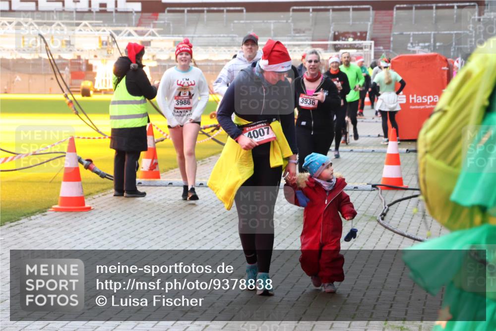 07.12.2025 - St. Pauli X-Mass-Run No. 15 Luisa Fischer http://msf.ph/oto/9378838 07.12.2025 10:31:10 Ziel 29, 3986, 4007, 3936, 594, 601, 608, 1015, 1075, 1698, 1700, 2537, 2910, 3936, 3940, 3982, 3986, 4464, 4845, 4847 meine-sportfotos.de