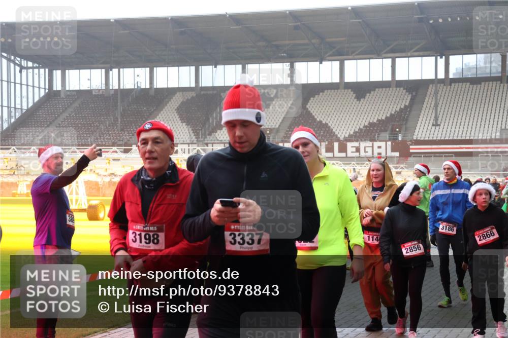 07.12.2025 - St. Pauli X-Mass-Run No. 15 Luisa Fischer http://msf.ph/oto/9378843 07.12.2025 10:05:38 Ziel 3198, 3337, 114, 2856, 3186, 2866, 114, 202, 210, 292, 543, 668, 699, 950, 1121, 1217, 1316, 1374, 1481, 1661, 1761, 1973, 1991, 2168, 2249, 2856, 2866, 3186, 3307, 3311, 3386, 4036, 4080, 4553, 4556, 4557, 4558 meine-sportfotos.de