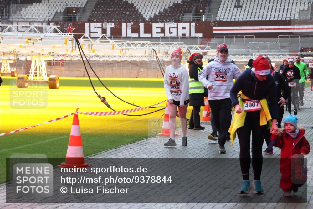 07.12.2025 - St. Pauli X-Mass-Run No. 15 Luisa Fischer http://msf.ph/oto/9378844 07.12.2025 10:31:12 Ziel 3986, 3940, 4007, 601, 594, 601, 608, 1015, 1075, 1698, 1700, 2537, 2910, 3936, 3940, 3982, 3986, 4464, 4845, 4847 meine-sportfotos.de