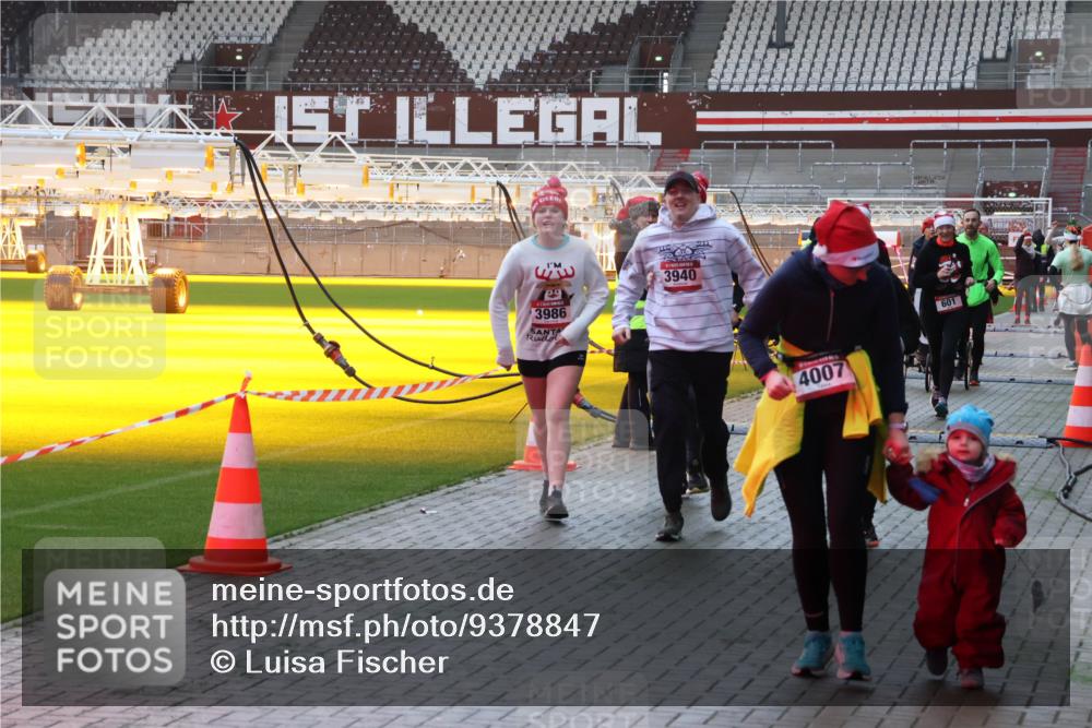 07.12.2025 - St. Pauli X-Mass-Run No. 15 Luisa Fischer http://msf.ph/oto/9378847 07.12.2025 10:31:12 Ziel 3986, 3940, 4007, 601, 594, 601, 608, 1015, 1075, 1698, 1700, 2537, 2910, 3936, 3940, 3982, 3986, 4464, 4845, 4847 meine-sportfotos.de