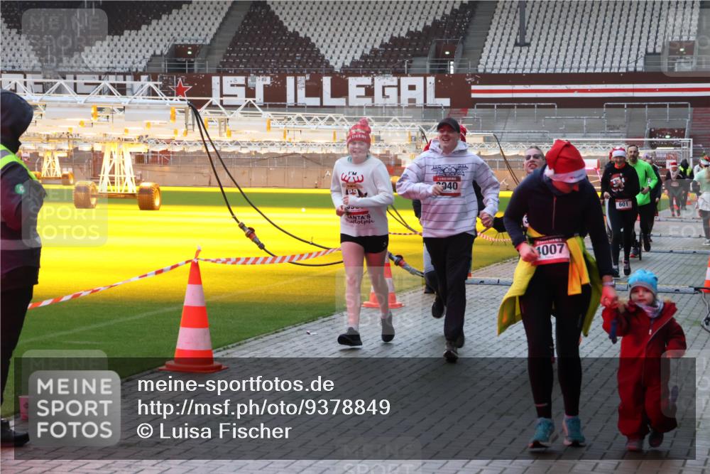 07.12.2025 - St. Pauli X-Mass-Run No. 15 Luisa Fischer http://msf.ph/oto/9378849 07.12.2025 10:31:12 Ziel 940, 1007, 601, 594, 601, 608, 1015, 1075, 1698, 1700, 2537, 2910, 3936, 3940, 3982, 3986, 4464, 4845, 4847 meine-sportfotos.de
