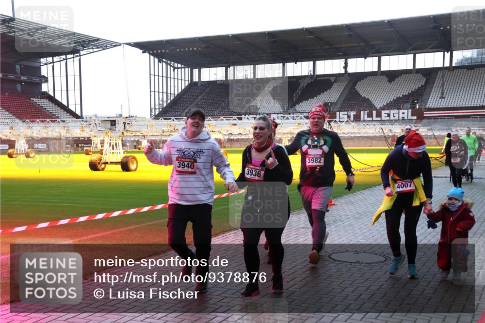 07.12.2025 - St. Pauli X-Mass-Run No. 15 Luisa Fischer http://msf.ph/oto/9378876 07.12.2025 10:31:16 Ziel 3940, 3936, 3982, 4007, 601, 594, 601, 608, 1015, 1075, 1698, 1700, 2537, 2910, 3936, 3940, 3982, 3986, 4464, 4845, 4847 meine-sportfotos.de