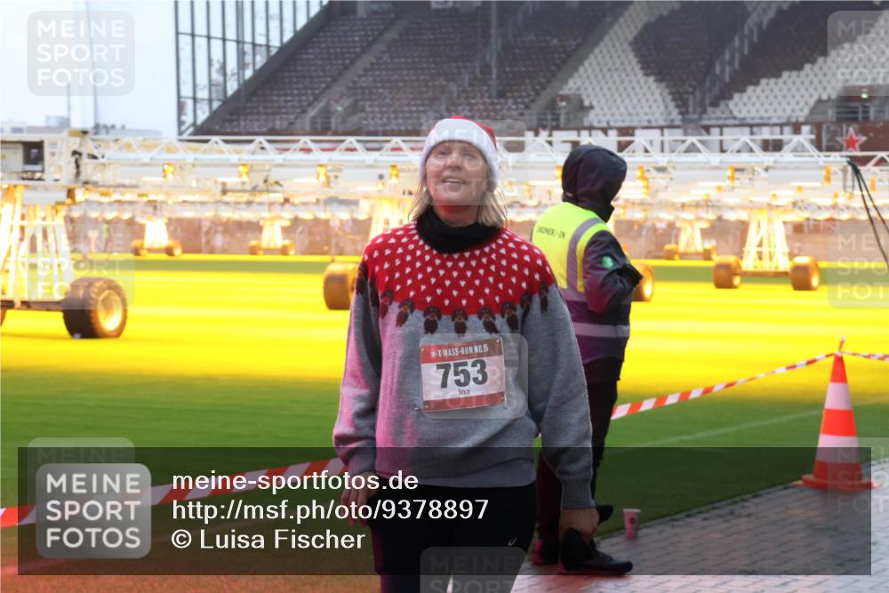 07.12.2025 - St. Pauli X-Mass-Run No. 15 Luisa Fischer http://msf.ph/oto/9378897 07.12.2025 11:10:30 Ziel 15, 753, 42, 53, 696, 720, 737, 753, 755, 814, 863, 980, 1157, 1163, 1298, 1299, 1579, 1582, 1697, 2371 meine-sportfotos.de