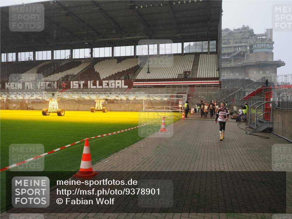 07.12.2025 - St. Pauli X-Mass-Run No. 15 Fabian Wolf http://msf.ph/oto/9378901 07.12.2025 10:07:17 Ziel 256, 265, 272, 421, 517, 685, 792, 1187, 1234, 1572, 2983, 3414, 3945 meine-sportfotos.de
