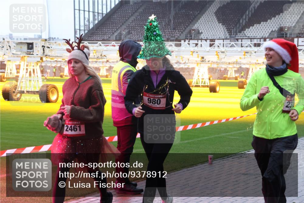 07.12.2025 - St. Pauli X-Mass-Run No. 15 Luisa Fischer http://msf.ph/oto/9378912 07.12.2025 11:10:45 Ziel 15, 2461, 980, 23, 29, 30, 31, 42, 49, 53, 122, 134, 696, 720, 737, 745, 753, 755, 863, 980, 1064, 1066, 1163, 1298, 1299, 1380, 1398, 1692, 1694, 1697, 1739, 1740, 2371, 3124, 3136 meine-sportfotos.de