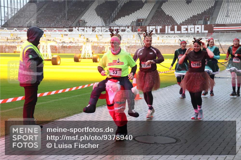 07.12.2025 - St. Pauli X-Mass-Run No. 15 Luisa Fischer http://msf.ph/oto/9378940 07.12.2025 11:10:50 Ziel 1739, 1740, 53, 1298, 29, 30, 31, 42, 49, 53, 122, 134, 745, 753, 755, 980, 1064, 1066, 1298, 1299, 1380, 1398, 1626, 1692, 1694, 1697, 1739, 1740, 2371, 3124, 3136 meine-sportfotos.de