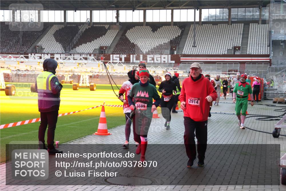 07.12.2025 - St. Pauli X-Mass-Run No. 15 Luisa Fischer http://msf.ph/oto/9378970 07.12.2025 10:31:56 Ziel 2171, 3889, 2914, 343, 343, 1545, 1818, 2073, 2171, 2172, 2352, 2540, 2541, 2914, 3889, 3895, 3896, 3897, 3969, 4412, 4467, 4518, 4519, 4520 meine-sportfotos.de