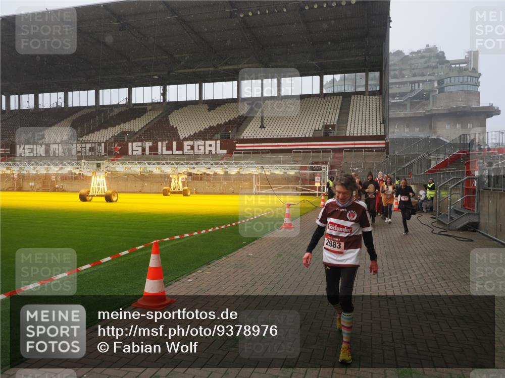 07.12.2025 - St. Pauli X-Mass-Run No. 15 Fabian Wolf http://msf.ph/oto/9378976 07.12.2025 10:07:22 Ziel 256, 265, 272, 517, 657, 685, 716, 767, 1187, 1234, 2983, 3414 meine-sportfotos.de