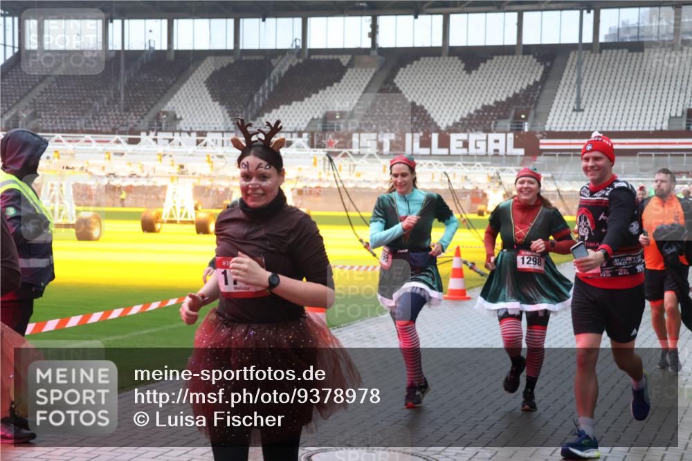 07.12.2025 - St. Pauli X-Mass-Run No. 15 Luisa Fischer http://msf.ph/oto/9378978 07.12.2025 11:10:52 Ziel 1298, 29, 30, 31, 42, 49, 53, 122, 134, 745, 753, 980, 1064, 1066, 1298, 1299, 1380, 1398, 1584, 1626, 1692, 1694, 1697, 1739, 1740, 2371, 3124, 3136, 4574 meine-sportfotos.de