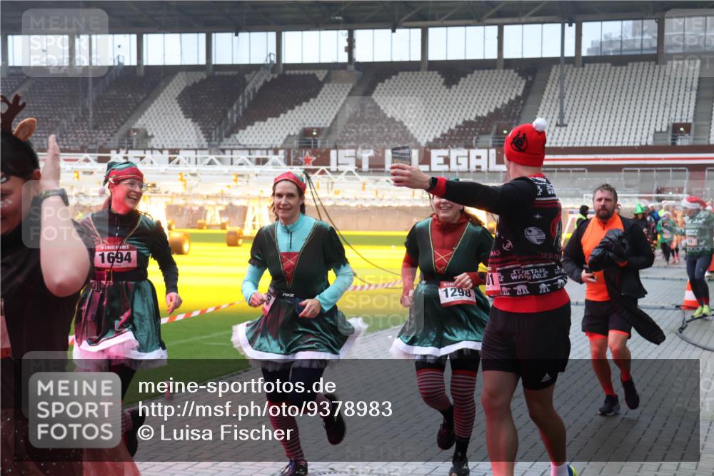 07.12.2025 - St. Pauli X-Mass-Run No. 15 Luisa Fischer http://msf.ph/oto/9378983 07.12.2025 11:10:52 Ziel 1694, 1298, 29, 30, 31, 42, 49, 53, 122, 134, 745, 753, 980, 1064, 1066, 1298, 1299, 1380, 1398, 1584, 1626, 1692, 1694, 1697, 1739, 1740, 2371, 3124, 3136, 4574 meine-sportfotos.de