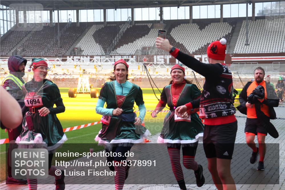 07.12.2025 - St. Pauli X-Mass-Run No. 15 Luisa Fischer http://msf.ph/oto/9378991 07.12.2025 11:10:53 Ziel 1694, 98, 0000, 0, 29, 30, 31, 42, 49, 53, 122, 134, 745, 753, 980, 1064, 1066, 1298, 1299, 1380, 1398, 1584, 1626, 1692, 1694, 1697, 1739, 1740, 2371, 3124, 3136, 4574 meine-sportfotos.de
