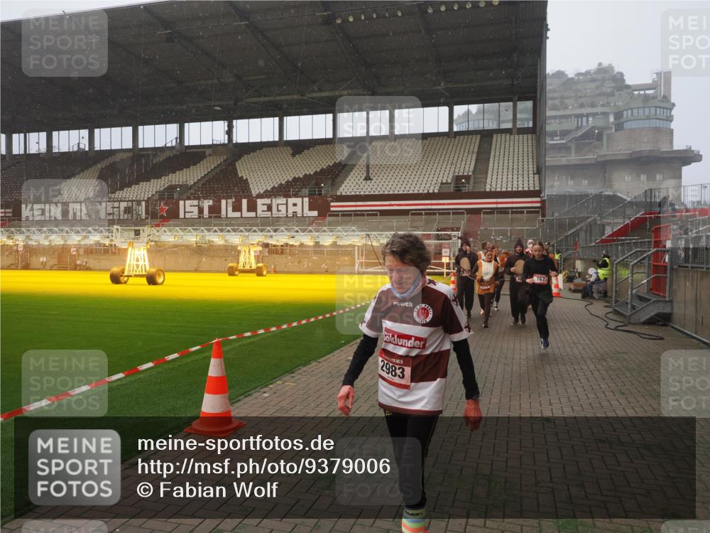 07.12.2025 - St. Pauli X-Mass-Run No. 15 Fabian Wolf http://msf.ph/oto/9379006 07.12.2025 10:07:23 Ziel 256, 265, 272, 517, 657, 685, 716, 767, 1187, 1234, 2983 meine-sportfotos.de