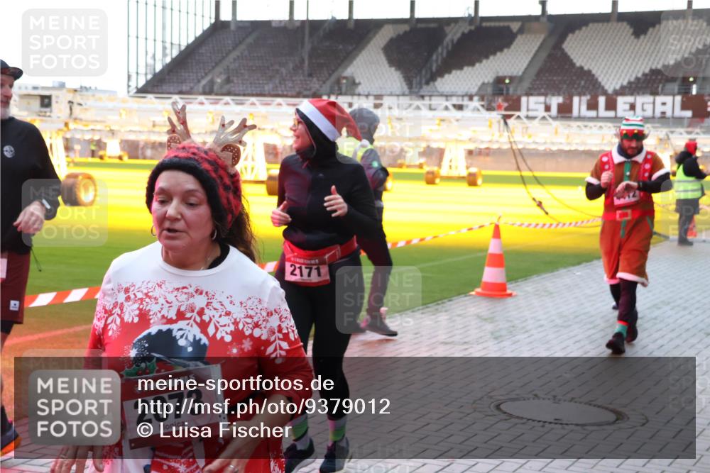 07.12.2025 - St. Pauli X-Mass-Run No. 15 Luisa Fischer http://msf.ph/oto/9379012 07.12.2025 10:32:01 Ziel 15, 2073, 2171, 1, 343, 1545, 1818, 2073, 2171, 2172, 2352, 2418, 2540, 2541, 2914, 3267, 3716, 3806, 3808, 3889, 3895, 3896, 3897, 3969, 4412, 4467, 4484, 4495, 4504, 4518, 4519, 4520 meine-sportfotos.de