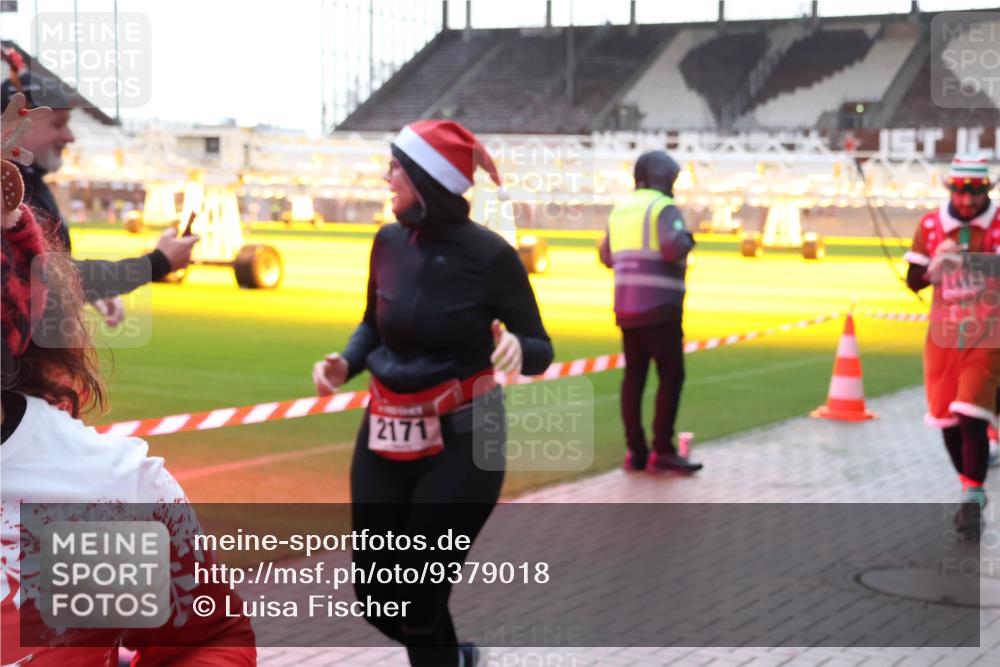 07.12.2025 - St. Pauli X-Mass-Run No. 15 Luisa Fischer http://msf.ph/oto/9379018 07.12.2025 10:32:01 Ziel 2171, 1412, 343, 1545, 1818, 2073, 2171, 2172, 2352, 2418, 2540, 2541, 2914, 3267, 3716, 3806, 3808, 3889, 3895, 3896, 3897, 3969, 4412, 4467, 4484, 4495, 4504, 4518, 4519, 4520 meine-sportfotos.de