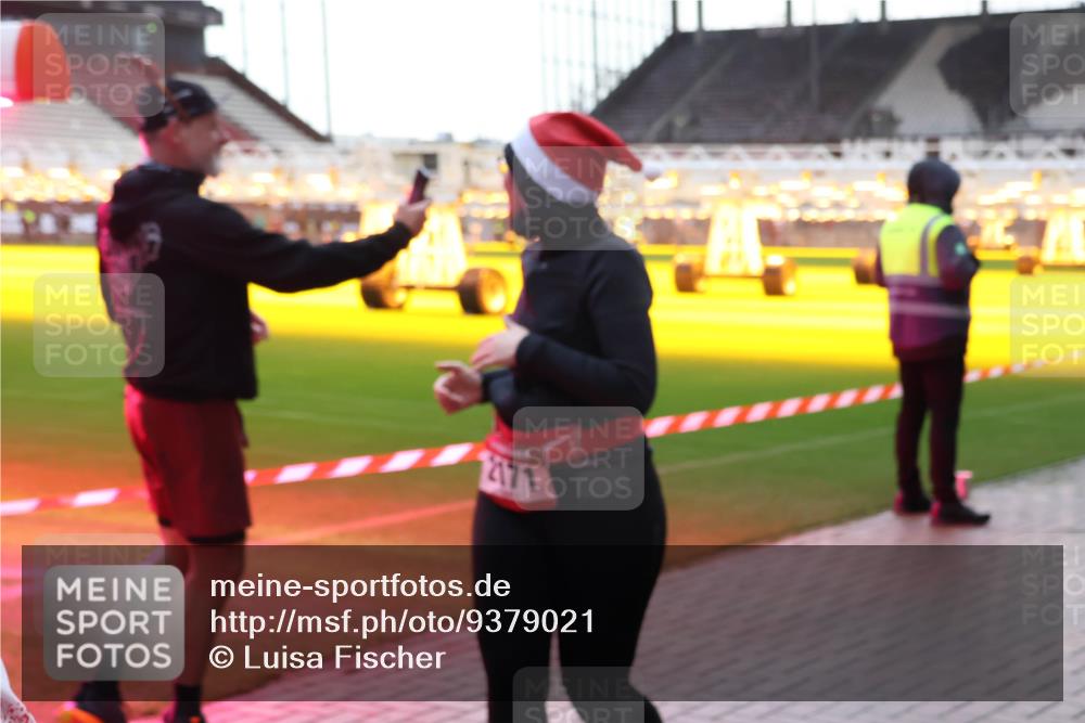 07.12.2025 - St. Pauli X-Mass-Run No. 15 Luisa Fischer http://msf.ph/oto/9379021 07.12.2025 10:32:02 Ziel 12171, 343, 1545, 1818, 2073, 2171, 2172, 2352, 2418, 2540, 2541, 2914, 3267, 3716, 3806, 3808, 3889, 3895, 3896, 3897, 3969, 4412, 4467, 4484, 4495, 4504, 4518, 4519, 4520 meine-sportfotos.de