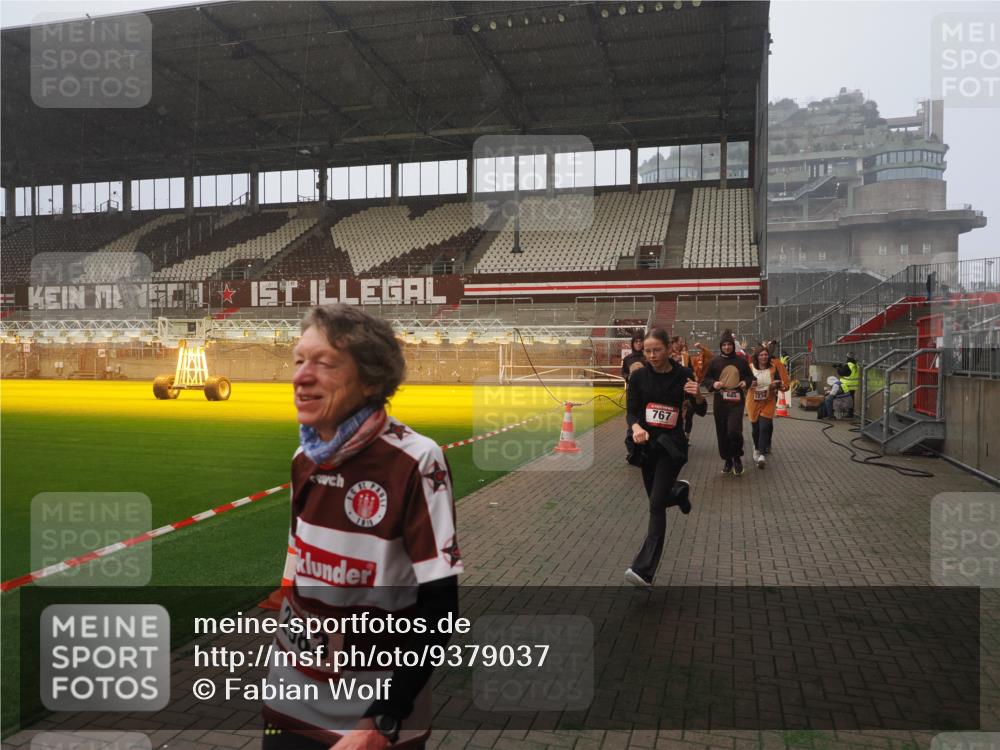 07.12.2025 - St. Pauli X-Mass-Run No. 15 Fabian Wolf http://msf.ph/oto/9379037 07.12.2025 10:07:24 Ziel 256, 265, 272, 517, 657, 685, 716, 767, 1187, 1234, 2983 meine-sportfotos.de