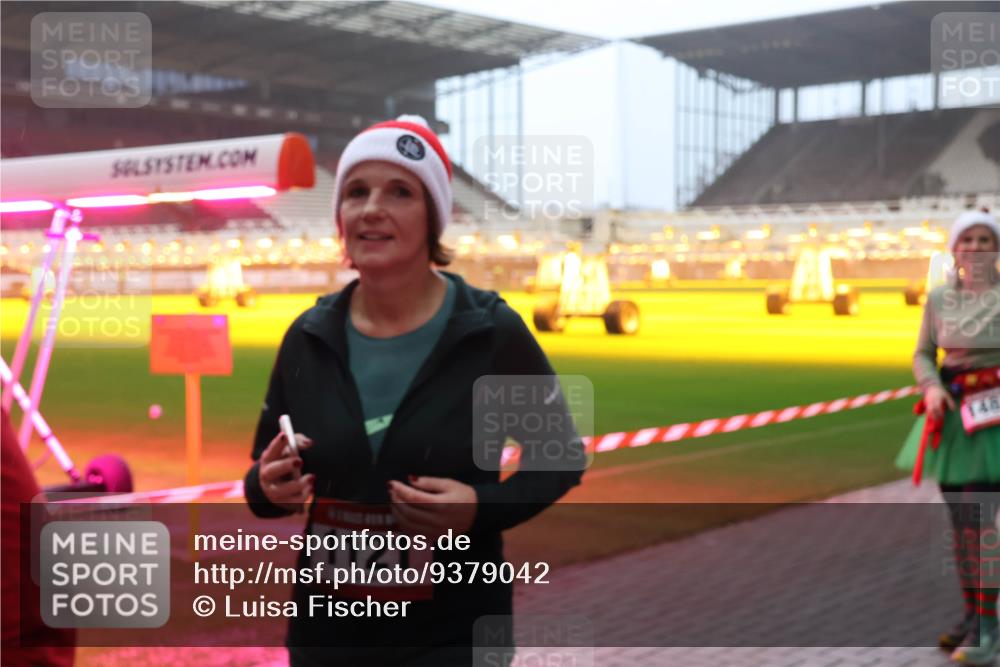 07.12.2025 - St. Pauli X-Mass-Run No. 15 Luisa Fischer http://msf.ph/oto/9379042 07.12.2025 10:05:55 Ziel 1121, 148, 2, 3, 54, 114, 123, 202, 210, 292, 363, 385, 512, 543, 668, 699, 945, 950, 1121, 1215, 1222, 1316, 1374, 1481, 1661, 1761, 1789, 1791, 2856, 2866, 3186, 3231, 3307, 3311, 3386, 4036, 4194, 4195, 4552, 4555, 4556, 4558, 4559, 4560 meine-sportfotos.de