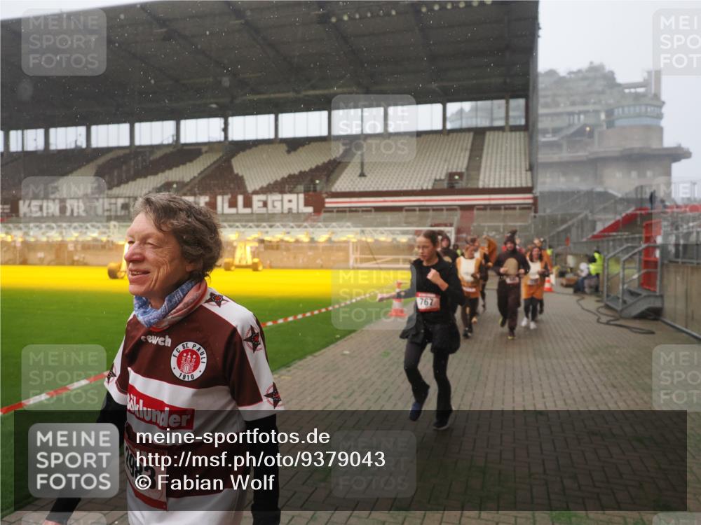 07.12.2025 - St. Pauli X-Mass-Run No. 15 Fabian Wolf http://msf.ph/oto/9379043 07.12.2025 10:07:24 Ziel 256, 265, 272, 517, 657, 685, 716, 767, 1187, 1234, 2983 meine-sportfotos.de