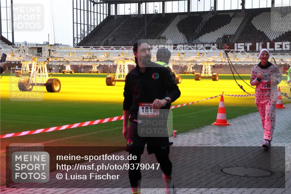 07.12.2025 - St. Pauli X-Mass-Run No. 15 Luisa Fischer http://msf.ph/oto/9379047 07.12.2025 10:32:06 Ziel 1813, 2540, 343, 750, 752, 1545, 1818, 2073, 2171, 2172, 2352, 2418, 2540, 2541, 2914, 3267, 3716, 3806, 3808, 3889, 3895, 3896, 3897, 3969, 4412, 4467, 4484, 4495, 4504, 4518, 4519, 4520 meine-sportfotos.de