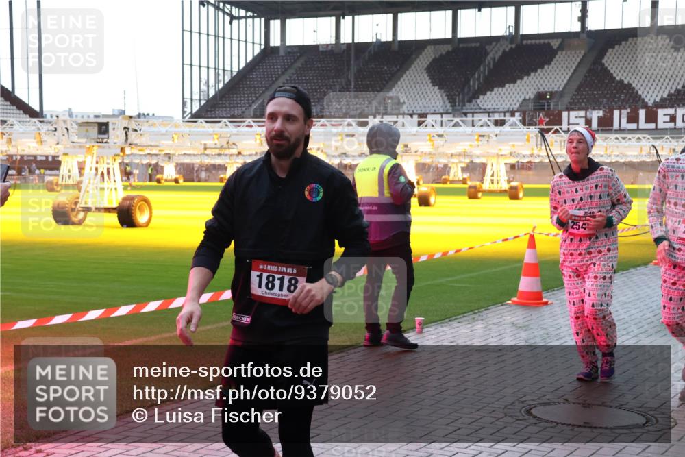 07.12.2025 - St. Pauli X-Mass-Run No. 15 Luisa Fischer http://msf.ph/oto/9379052 07.12.2025 10:32:06 Ziel 15, 1818, 254, 343, 750, 752, 1545, 1818, 2073, 2171, 2172, 2352, 2418, 2540, 2541, 2914, 3267, 3716, 3806, 3808, 3889, 3895, 3896, 3897, 3969, 4412, 4467, 4484, 4495, 4504, 4518, 4519, 4520 meine-sportfotos.de
