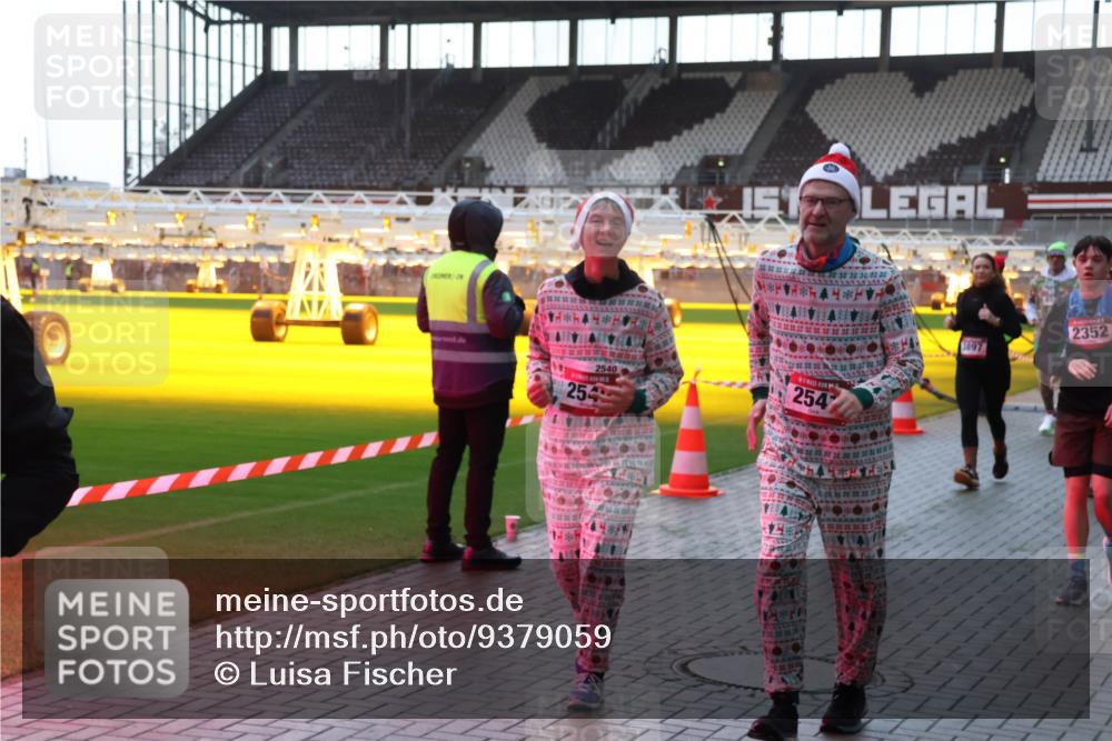 07.12.2025 - St. Pauli X-Mass-Run No. 15 Luisa Fischer http://msf.ph/oto/9379059 07.12.2025 10:32:07 Ziel 2540, 254, 2547, 1897, 2352, 343, 750, 752, 1545, 1818, 2073, 2171, 2172, 2352, 2418, 2540, 2541, 2914, 3267, 3716, 3806, 3808, 3889, 3895, 3896, 3897, 3969, 4412, 4467, 4484, 4495, 4504, 4518, 4519, 4520 meine-sportfotos.de