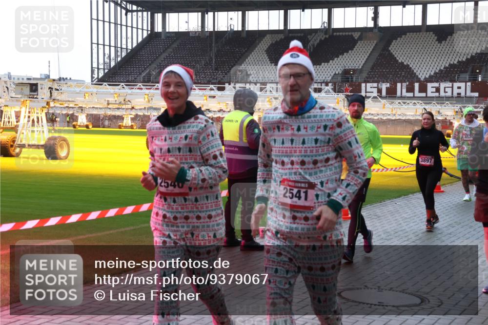 07.12.2025 - St. Pauli X-Mass-Run No. 15 Luisa Fischer http://msf.ph/oto/9379067 07.12.2025 10:32:08 Ziel 2540, 2541, 3897, 4520, 343, 750, 752, 1545, 1818, 2073, 2171, 2172, 2352, 2418, 2540, 2541, 3267, 3716, 3806, 3808, 3895, 3896, 3897, 3969, 4412, 4467, 4484, 4495, 4504, 4518, 4519, 4520 meine-sportfotos.de