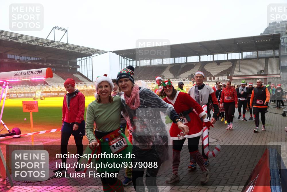07.12.2025 - St. Pauli X-Mass-Run No. 15 Luisa Fischer http://msf.ph/oto/9379088 07.12.2025 10:05:59 Ziel 5, 1481, 20, 0, 1374, 1316, 2, 3, 54, 114, 123, 202, 210, 363, 385, 512, 543, 668, 699, 945, 950, 1121, 1215, 1222, 1316, 1374, 1481, 1661, 1761, 1789, 1791, 3186, 3231, 3307, 3311, 3386, 3877, 4036, 4194, 4195, 4552, 4555, 4556, 4558, 4559, 4560 meine-sportfotos.de