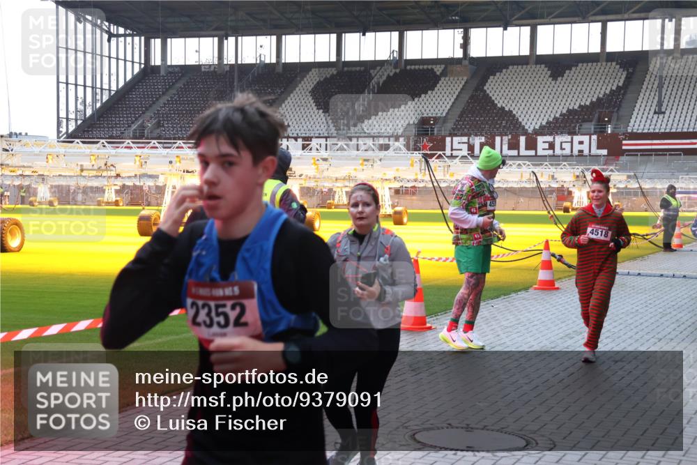 07.12.2025 - St. Pauli X-Mass-Run No. 15 Luisa Fischer http://msf.ph/oto/9379091 07.12.2025 10:32:11 Ziel 2352, 4518, 343, 750, 752, 1818, 2171, 2342, 2343, 2345, 2352, 2418, 2540, 2541, 3267, 3716, 3806, 3808, 3895, 3896, 3897, 3969, 4412, 4467, 4484, 4495, 4504, 4518, 4519, 4520 meine-sportfotos.de