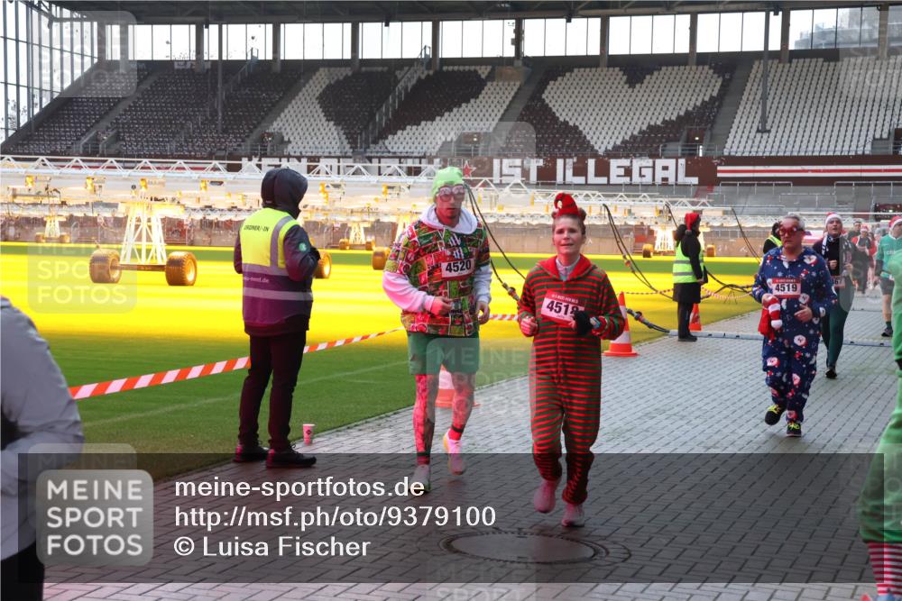 07.12.2025 - St. Pauli X-Mass-Run No. 15 Luisa Fischer http://msf.ph/oto/9379100 07.12.2025 10:32:13 Ziel 4520, 4518, 167, 4519, 343, 750, 752, 1818, 2171, 2342, 2343, 2345, 2352, 2418, 2540, 2541, 3267, 3716, 3806, 3808, 3895, 3896, 3897, 3969, 4412, 4467, 4484, 4495, 4504, 4518, 4519, 4520 meine-sportfotos.de