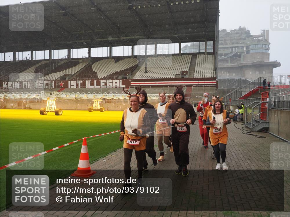 07.12.2025 - St. Pauli X-Mass-Run No. 15 Fabian Wolf http://msf.ph/oto/9379102 07.12.2025 10:07:27 Ziel 256, 265, 272, 517, 657, 685, 716, 767, 1187, 1234, 1543, 2983, 3003 meine-sportfotos.de