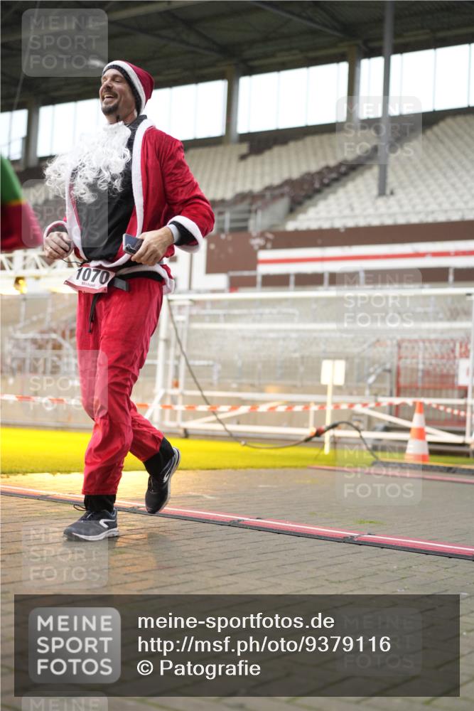 07.12.2025 - St. Pauli X-Mass-Run No. 15 Patografie http://msf.ph/oto/9379116 07.12.2025 10:12:19 Ziel 1070, 1072, 1074, 1077 meine-sportfotos.de
