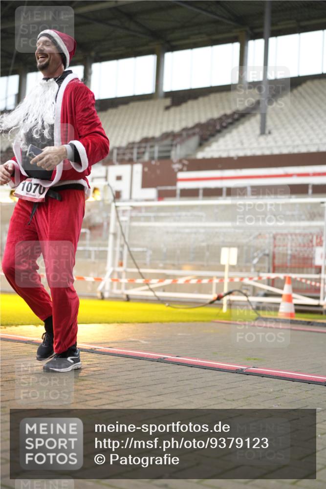 07.12.2025 - St. Pauli X-Mass-Run No. 15 Patografie http://msf.ph/oto/9379123 07.12.2025 10:12:19 Ziel 1070, 1072, 1074, 1077 meine-sportfotos.de