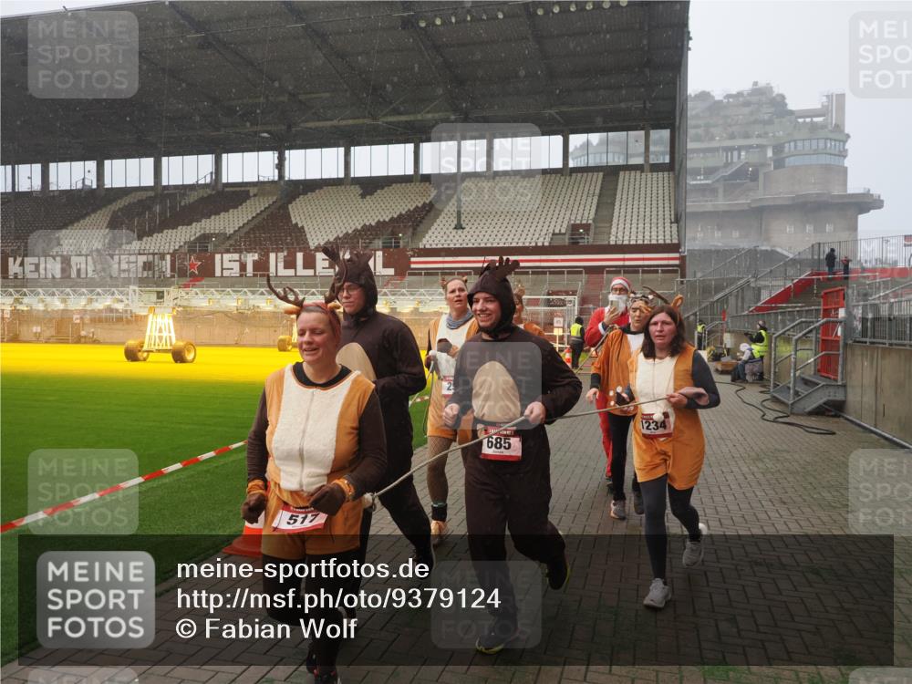07.12.2025 - St. Pauli X-Mass-Run No. 15 Fabian Wolf http://msf.ph/oto/9379124 07.12.2025 10:07:27 Ziel 256, 265, 272, 517, 657, 685, 716, 767, 1187, 1234, 1543, 2983, 3003 meine-sportfotos.de