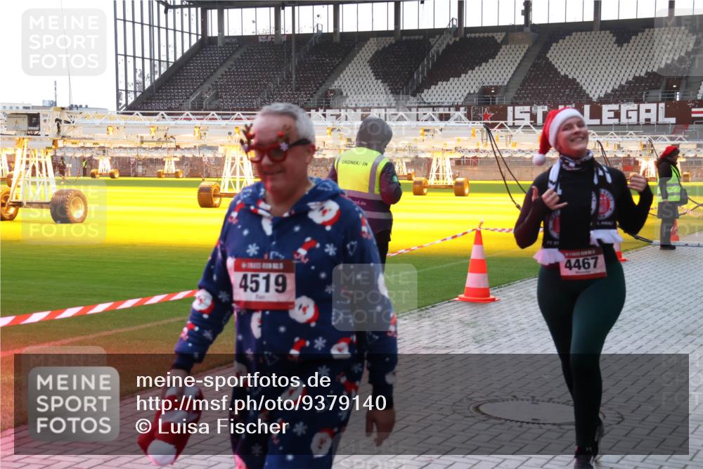 07.12.2025 - St. Pauli X-Mass-Run No. 15 Luisa Fischer http://msf.ph/oto/9379140 07.12.2025 10:32:18 Ziel 4519, 4467, 750, 752, 1818, 2342, 2343, 2345, 2352, 2418, 2540, 2541, 3267, 3716, 3806, 3808, 3895, 3896, 3897, 3969, 4274, 4275, 4412, 4467, 4484, 4495, 4504, 4518, 4519, 4520 meine-sportfotos.de