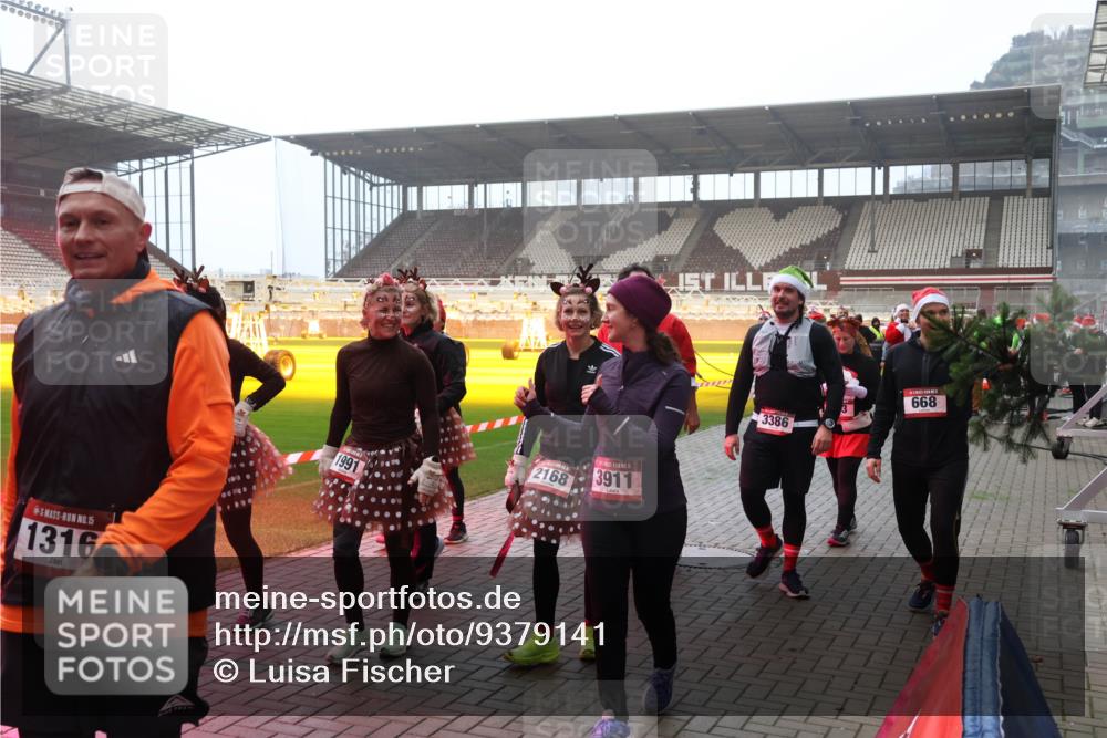 07.12.2025 - St. Pauli X-Mass-Run No. 15 Luisa Fischer http://msf.ph/oto/9379141 07.12.2025 10:06:06 Ziel 15, 1316, 1991, 2168, 3911, 3386, 668, 2, 3, 54, 114, 123, 363, 385, 424, 512, 543, 668, 676, 805, 834, 945, 950, 1121, 1215, 1222, 1316, 1374, 1481, 1661, 1761, 1789, 1791, 2756, 2757, 3186, 3231, 3386, 3857, 3877, 4036, 4194, 4195, 4552, 4555, 4556, 4558, 4559, 4560 meine-sportfotos.de