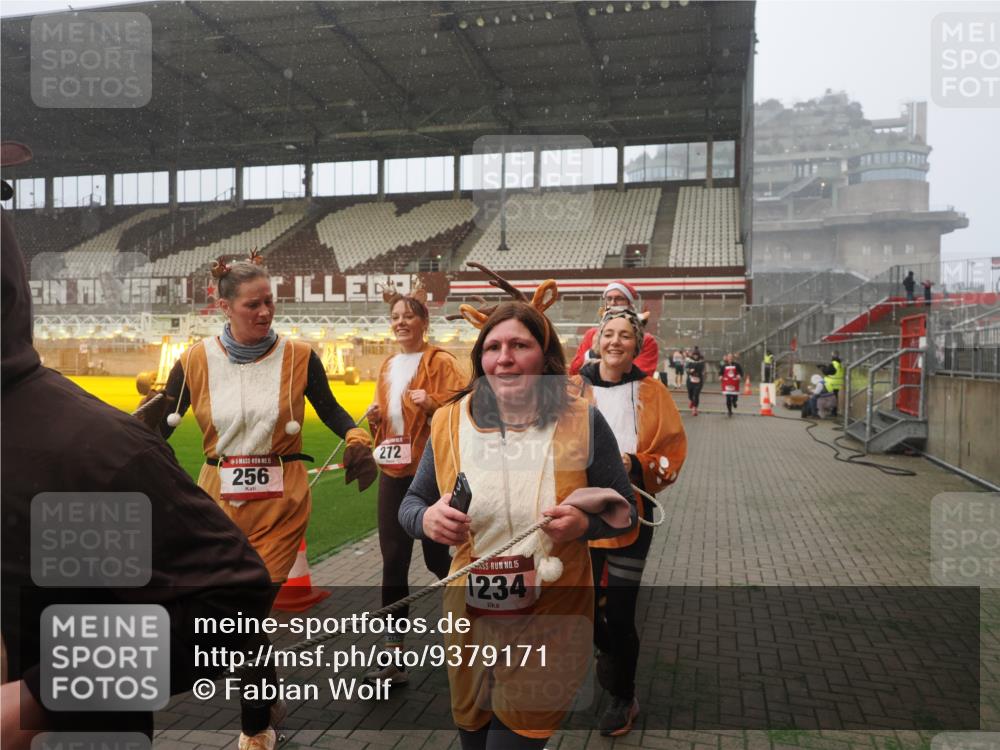 07.12.2025 - St. Pauli X-Mass-Run No. 15 Fabian Wolf http://msf.ph/oto/9379171 07.12.2025 10:07:28 Ziel 256, 265, 272, 517, 657, 685, 716, 767, 1187, 1234, 1543, 2983, 3003 meine-sportfotos.de