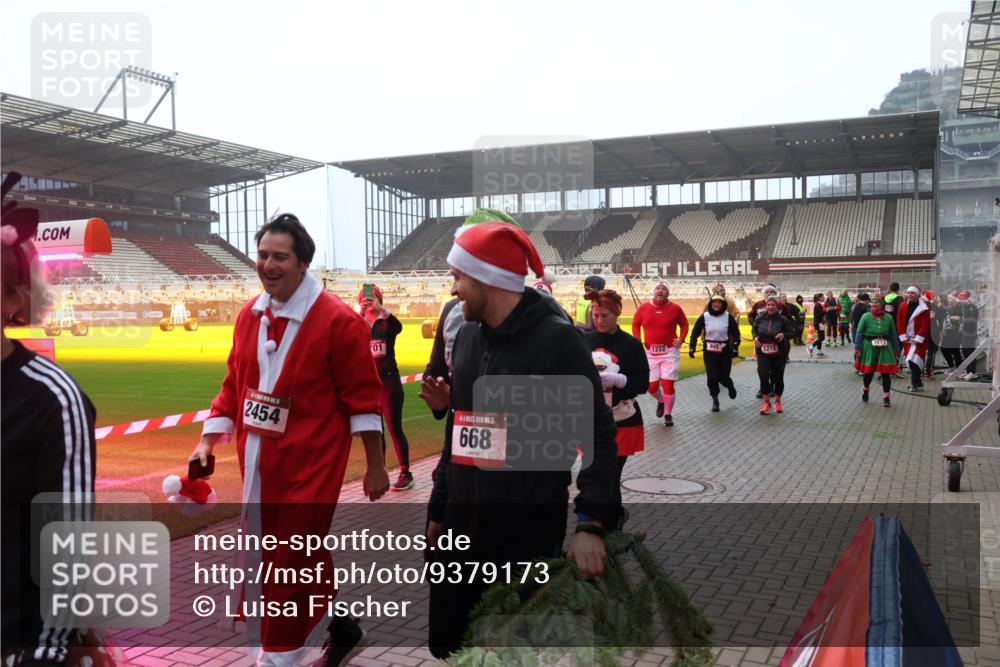 07.12.2025 - St. Pauli X-Mass-Run No. 15 Luisa Fischer http://msf.ph/oto/9379173 07.12.2025 10:06:09 Ziel 2454, 01, 5, 668, 1222, 945, 323, 1215, 2, 3, 54, 123, 180, 363, 385, 424, 512, 543, 668, 676, 805, 834, 945, 950, 1121, 1215, 1222, 1316, 1374, 1481, 1661, 1761, 1789, 1791, 2756, 2757, 3172, 3186, 3231, 3386, 3812, 3814, 3857, 3859, 3877, 4036, 4194, 4195, 4235, 4236, 4237, 4552, 4555, 4556, 4558, 4559, 4560 meine-sportfotos.de