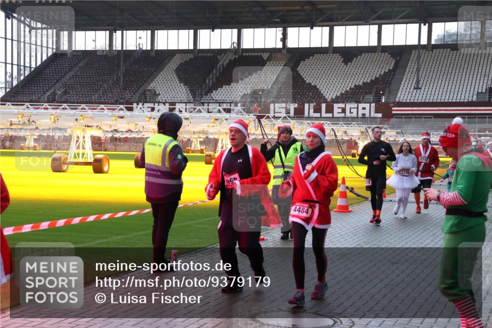 07.12.2025 - St. Pauli X-Mass-Run No. 15 Luisa Fischer http://msf.ph/oto/9379179 07.12.2025 10:32:28 Ziel 4484, 418, 3716, 2342, 750, 752, 1818, 1942, 1944, 2342, 2343, 2345, 2352, 2418, 3267, 3716, 3806, 3808, 3895, 3896, 3897, 3969, 4039, 4274, 4275, 4467, 4484, 4495, 4504, 4518, 4519, 4520 meine-sportfotos.de