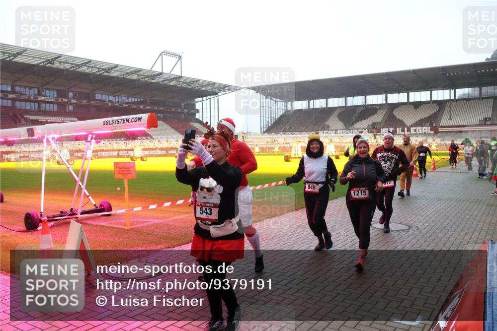 07.12.2025 - St. Pauli X-Mass-Run No. 15 Luisa Fischer http://msf.ph/oto/9379191 07.12.2025 10:06:12 Ziel 543, 945, 1215, 512, 2, 3, 54, 123, 148, 180, 363, 385, 424, 468, 512, 543, 668, 676, 805, 834, 945, 950, 1121, 1215, 1222, 1316, 1374, 1481, 1661, 1761, 1788, 1789, 1791, 2756, 2757, 3093, 3172, 3196, 3231, 3386, 3812, 3814, 3857, 3859, 3877, 4036, 4194, 4195, 4235, 4236, 4237, 4246, 4251, 4552, 4555, 4556, 4558, 4559, 4560 meine-sportfotos.de