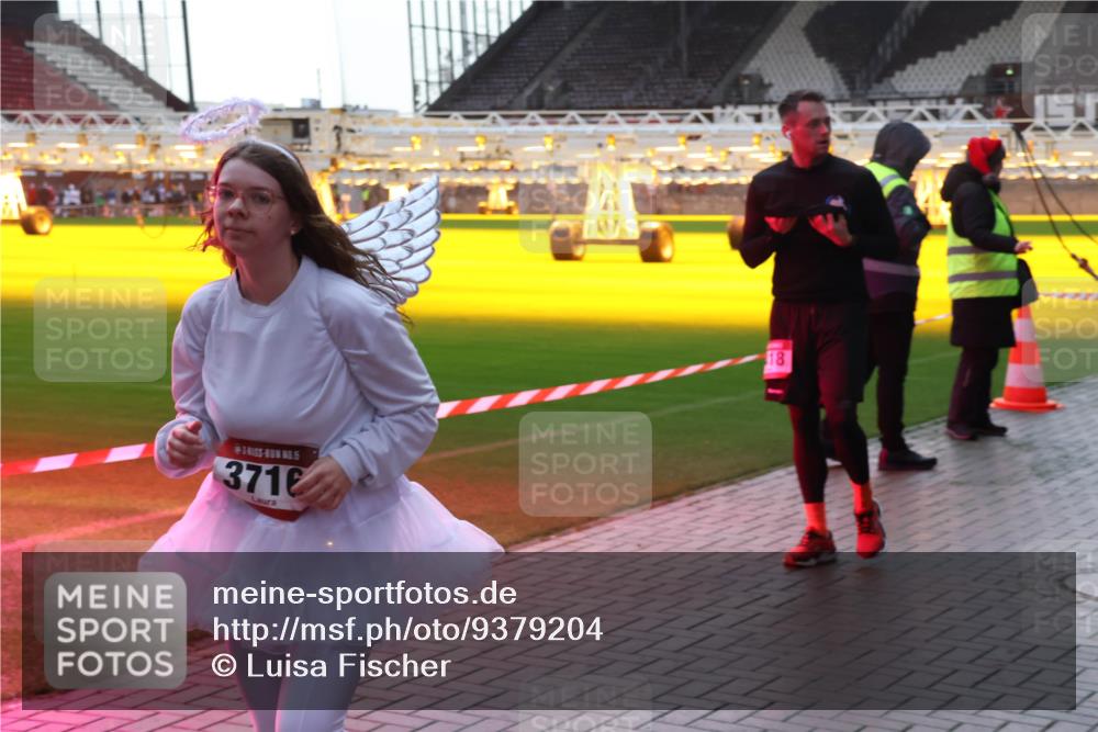 07.12.2025 - St. Pauli X-Mass-Run No. 15 Luisa Fischer http://msf.ph/oto/9379204 07.12.2025 10:32:35 Ziel 5, 3710, 18, 456, 651, 750, 752, 1942, 1944, 2342, 2343, 2345, 2352, 2418, 3267, 3716, 3806, 3808, 3969, 4039, 4274, 4275, 4467, 4484, 4495, 4504, 4518, 4519, 4520 meine-sportfotos.de