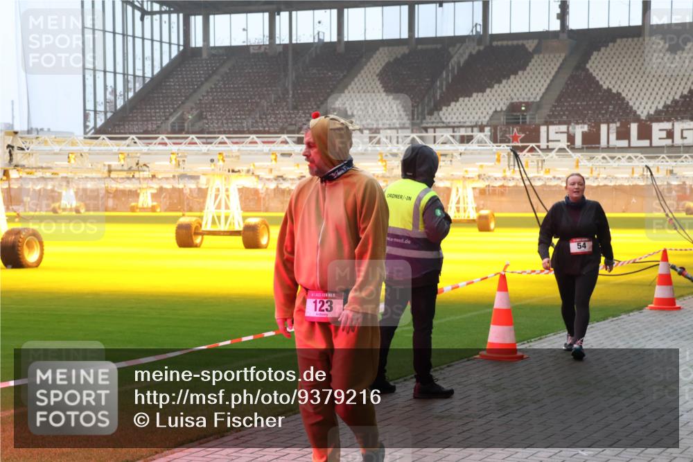 07.12.2025 - St. Pauli X-Mass-Run No. 15 Luisa Fischer http://msf.ph/oto/9379216 07.12.2025 10:06:16 Ziel 1, 15, 123, 54, 2, 3, 54, 123, 148, 180, 363, 385, 424, 468, 512, 543, 668, 676, 805, 834, 945, 950, 967, 969, 1215, 1222, 1316, 1374, 1788, 1789, 1791, 2756, 2757, 2894, 2968, 3093, 3172, 3196, 3231, 3386, 3812, 3814, 3857, 3859, 3877, 4194, 4195, 4235, 4236, 4237, 4246, 4251, 4552, 4555, 4556, 4558, 4559, 4560 meine-sportfotos.de
