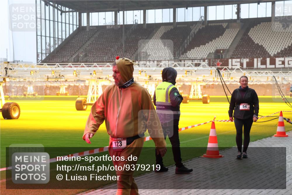 07.12.2025 - St. Pauli X-Mass-Run No. 15 Luisa Fischer http://msf.ph/oto/9379219 07.12.2025 10:06:16 Ziel 123, 54, 2, 3, 54, 123, 148, 180, 363, 385, 424, 468, 512, 543, 668, 676, 805, 834, 945, 950, 967, 969, 1215, 1222, 1316, 1374, 1788, 1789, 1791, 2756, 2757, 2894, 2968, 3093, 3172, 3196, 3231, 3386, 3812, 3814, 3857, 3859, 3877, 4194, 4195, 4235, 4236, 4237, 4246, 4251, 4552, 4555, 4556, 4558, 4559, 4560 meine-sportfotos.de