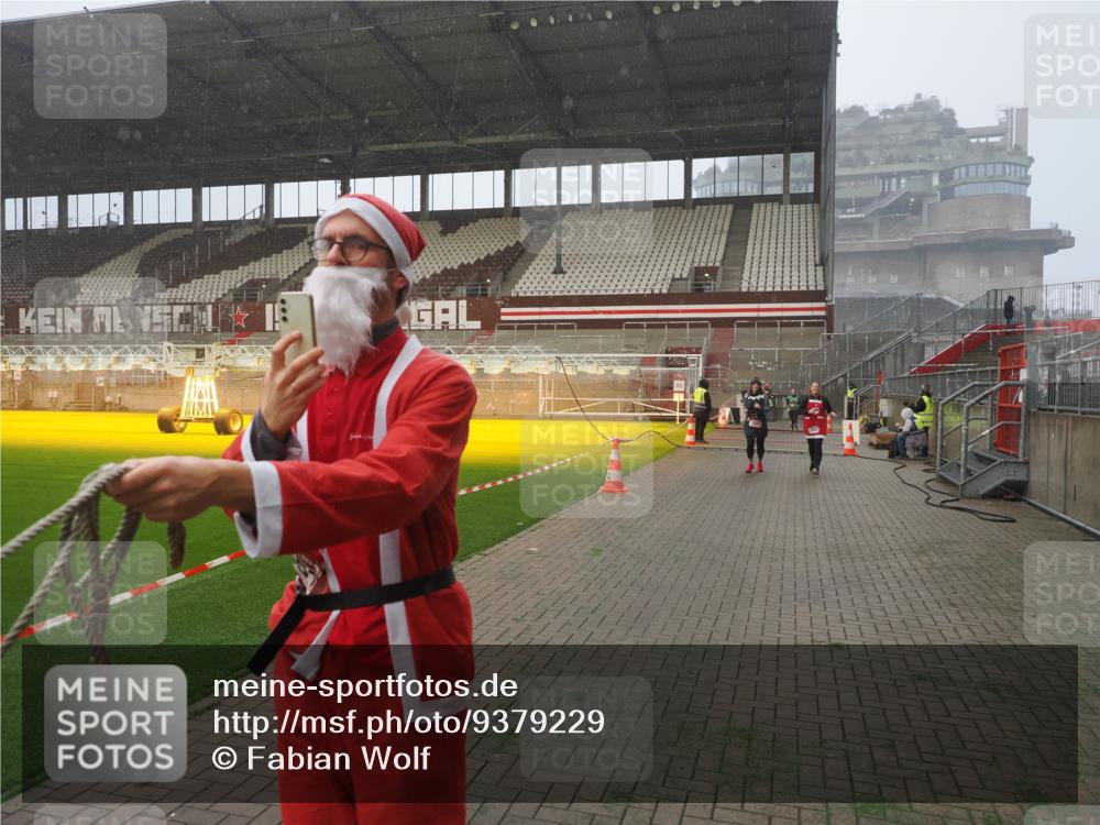 07.12.2025 - St. Pauli X-Mass-Run No. 15 Fabian Wolf http://msf.ph/oto/9379229 07.12.2025 10:07:30 Ziel 256, 265, 272, 517, 657, 685, 716, 767, 1187, 1234, 1543, 3003 meine-sportfotos.de