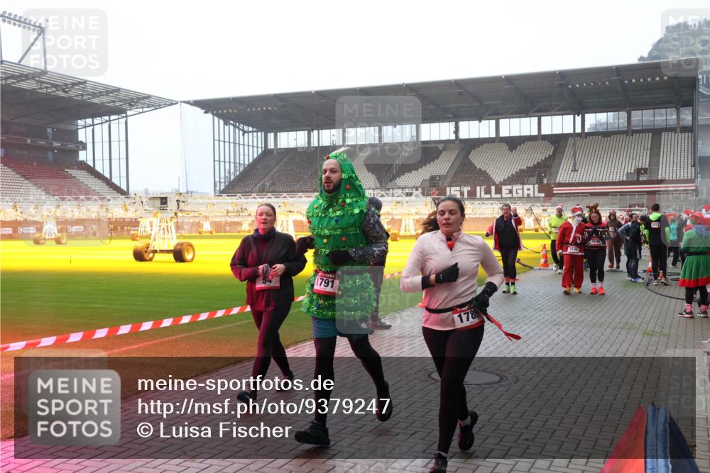 07.12.2025 - St. Pauli X-Mass-Run No. 15 Luisa Fischer http://msf.ph/oto/9379247 07.12.2025 10:06:21 Ziel 1791, 1789, 4195, 2, 3, 54, 123, 127, 148, 180, 363, 385, 424, 468, 512, 676, 805, 834, 893, 945, 967, 969, 1119, 1215, 1222, 1788, 1789, 1791, 1937, 2756, 2757, 2894, 2968, 3093, 3172, 3196, 3231, 3812, 3814, 3857, 3859, 3877, 4194, 4195, 4235, 4236, 4237, 4246, 4251, 4552, 4555, 4559, 4560, 4657, 4665, 4670, 4676, 4736, 4739 meine-sportfotos.de